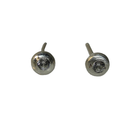 White cultivated Sapphire Studs